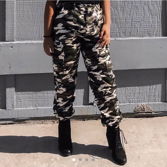grey camo print trousers